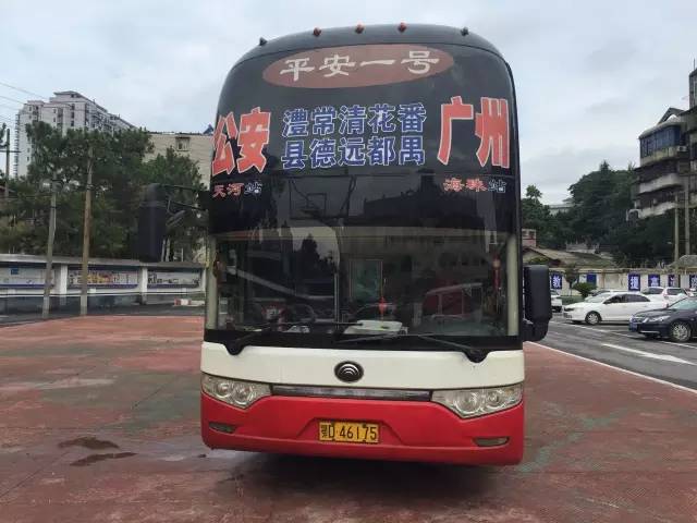湘潭雨湖交警查获一辆超员37人的长途卧铺客车