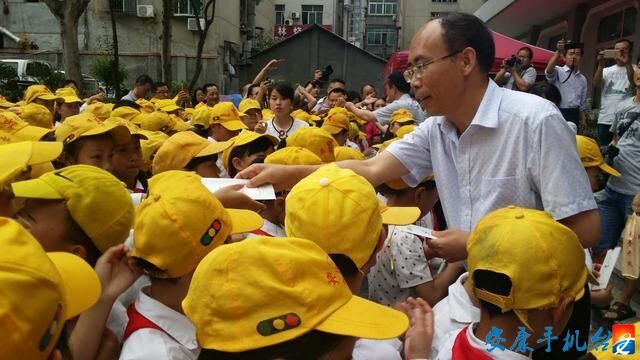 陕西新闻广电局向安康捐赠163万元图书和电子