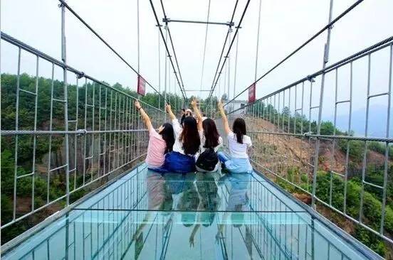 世界上最恐怖的玻璃桥即将开放,西安出发最低