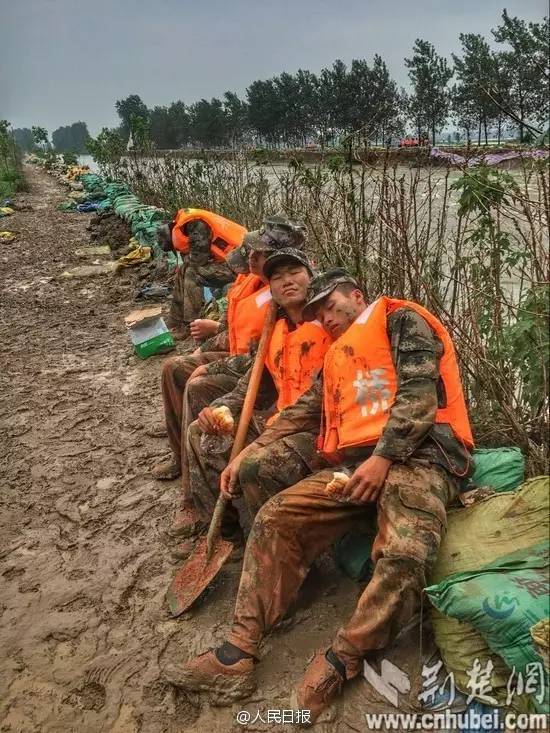 抗洪现场战士们为什么啃馒头?其实是这样子的