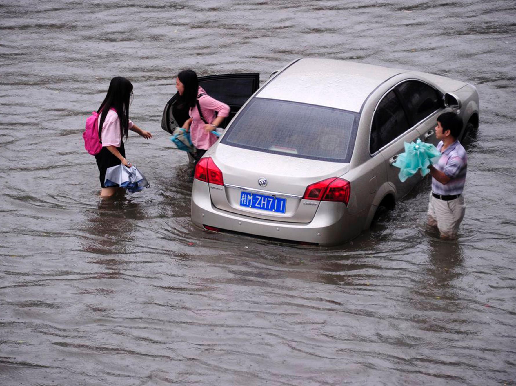 暴雨天汽车被淹，保险公司到底赔不赔？