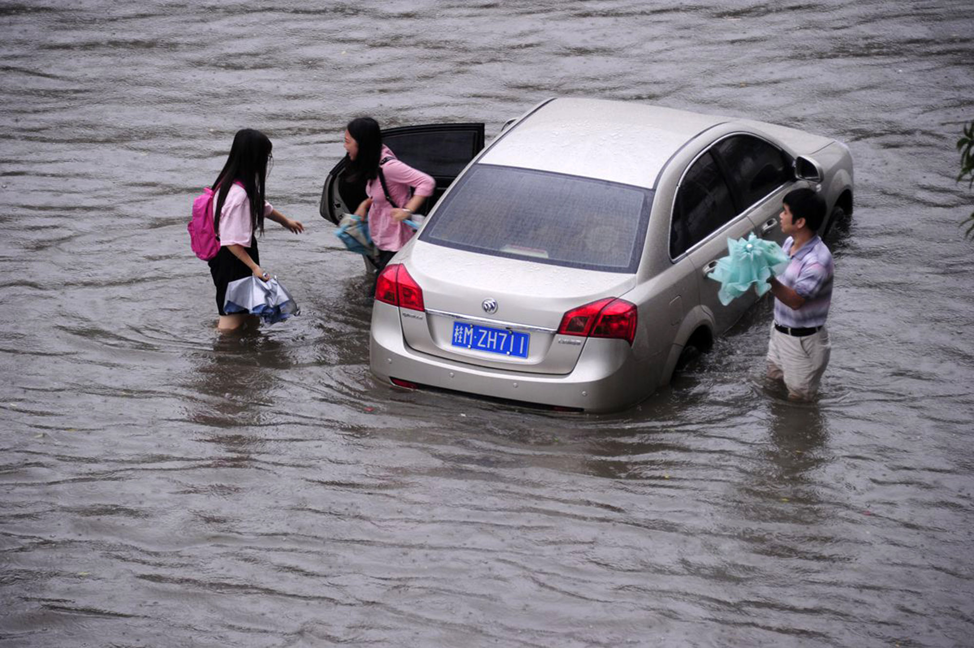 暴雨天汽车被淹，保险公司到底赔不赔？