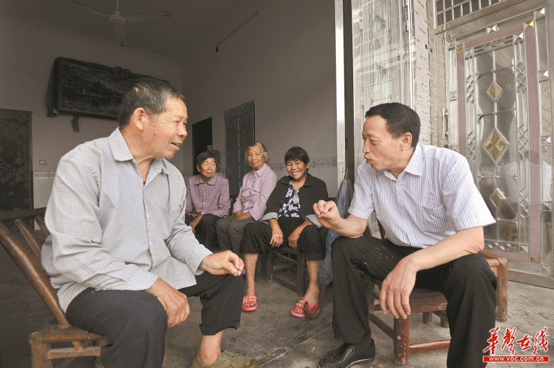 6月20日,桃源县马鬃岭镇刘炎村,李元成(中)和村民一起下田除稗子.