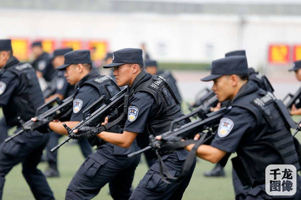 7月5日,蓝剑突击队特警集训持枪站姿技术动作.