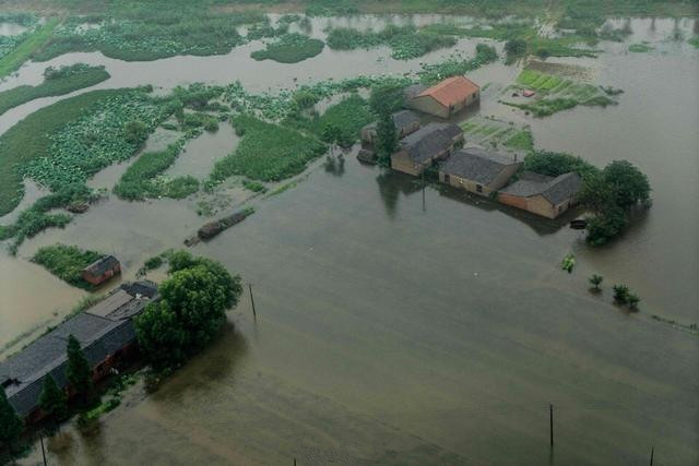 安徽洪灾遇难人数上升至32人直升机冒雨巡查灾情