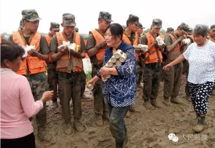 这位大妈看到战士们手上沾满泥土,就直接把馒头喂到战士的嘴里!