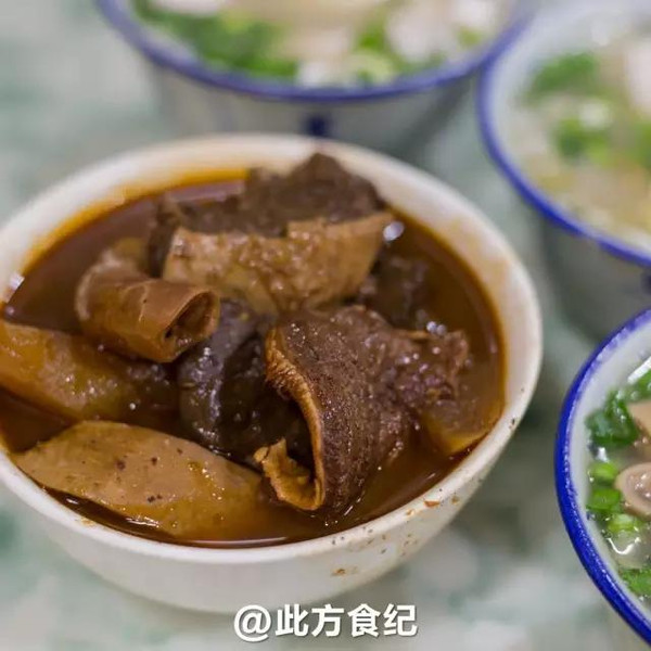 卤水牛杂,15元/碗,卤得大块,软而不烂,卤水的药材香料味重,微甜