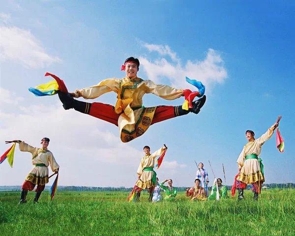 15.蒙古族唱的歌被誉为天籁,那蒙古舞该如何称谓?