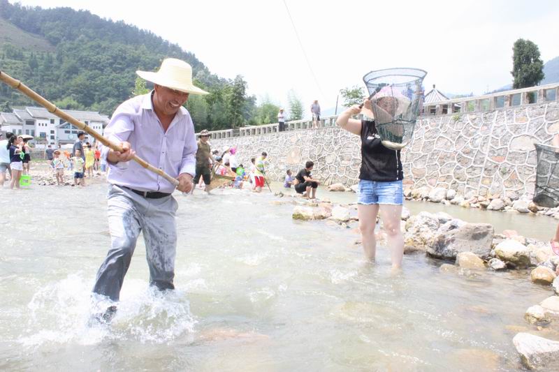 湖北秭归:捉鱼摸虾亲子自驾游活动火爆启动