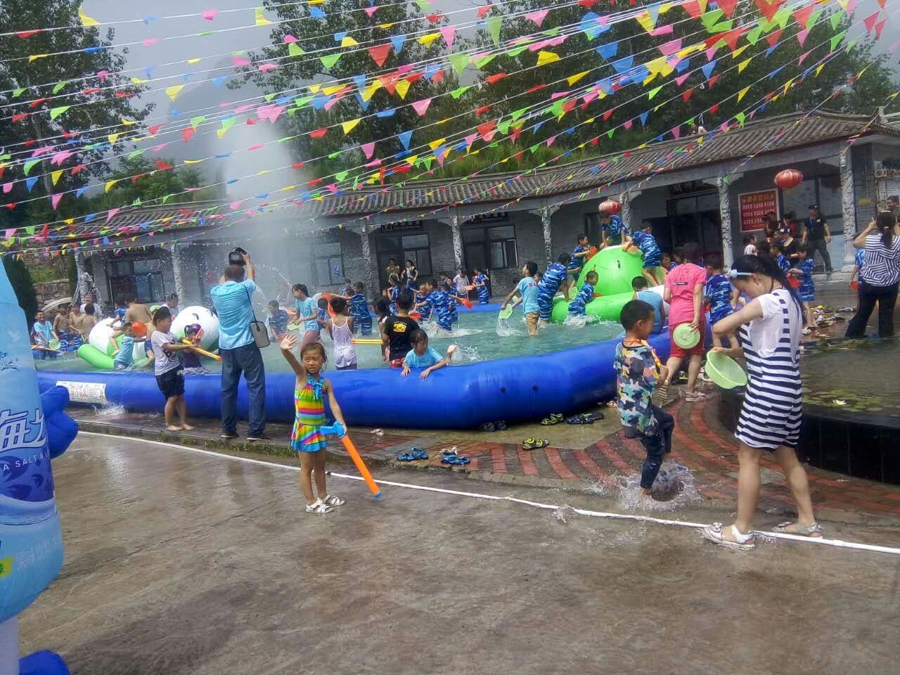 水破天惊? 洪谷山七彩祈福泼水节激情开幕