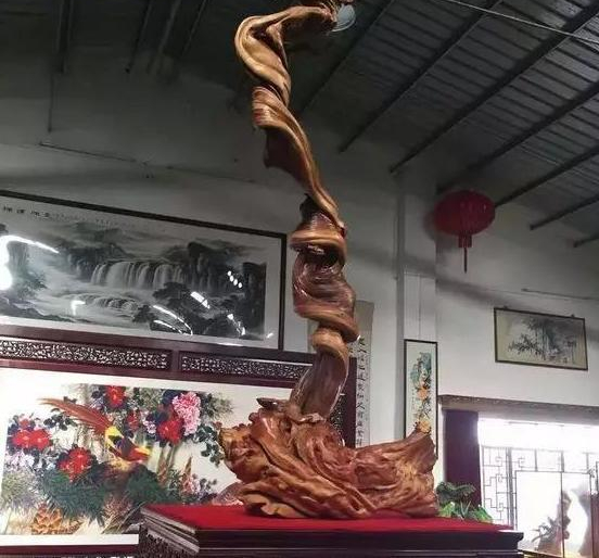 龙形天下这部作品在北京崖柏艺术展上展出的时候,独特的造型确实让