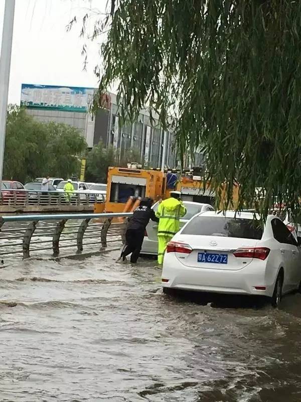 呼和浩特一场大雨过后,发生在街上的感人画面