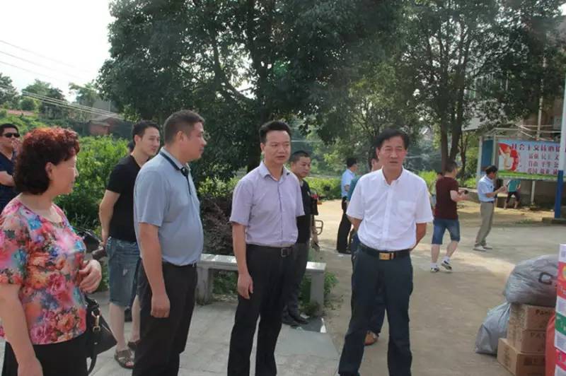 皮革协会会长卓昌成,箱包协会会长吴诗通,电子协会会长胡天顺亲力亲为