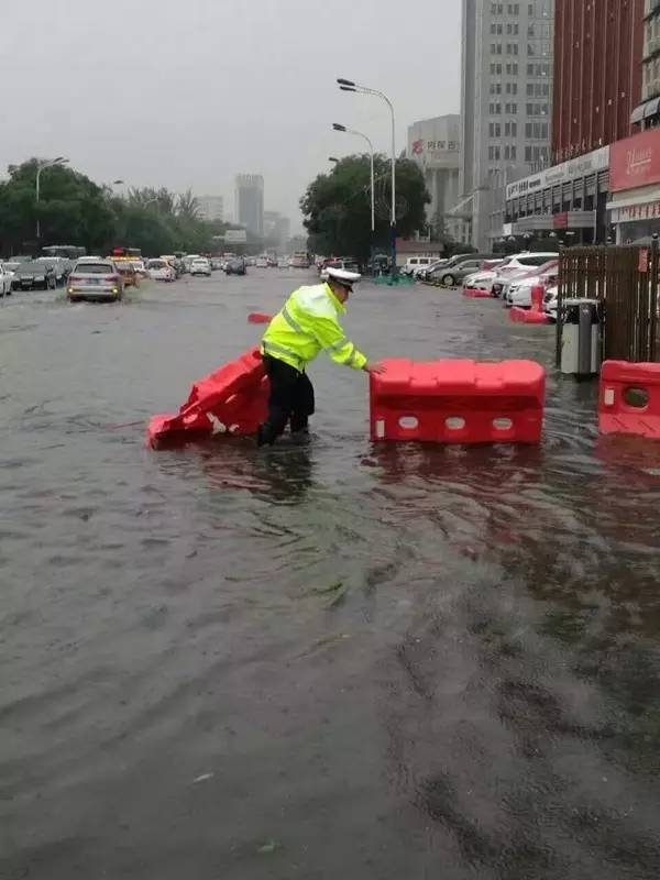 呼和浩特一场大雨过后,发生在街上的感人画面