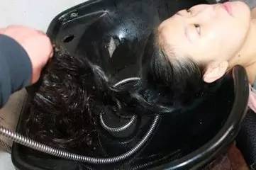 理发店的洗发水的猫腻!可怕!