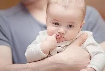 小婴儿吃手是聪明的表现?智力发育的信号!2岁