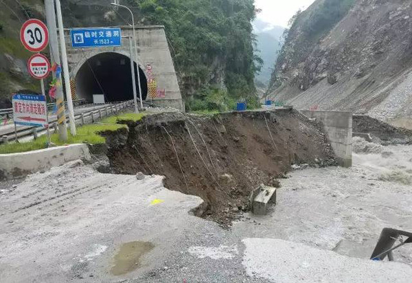 G318天全县发生塌方交通中断及川藏线沿途实