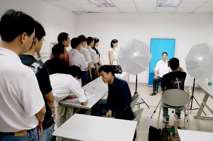 7月24日又一批在职大学生参加毕业证照片采集!