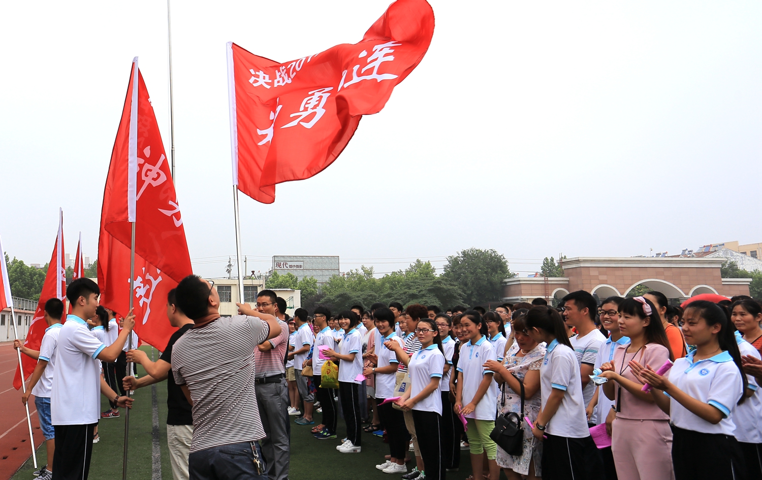 这面战旗寄托着一中全体师生,峄城父老乡亲的殷切期望!