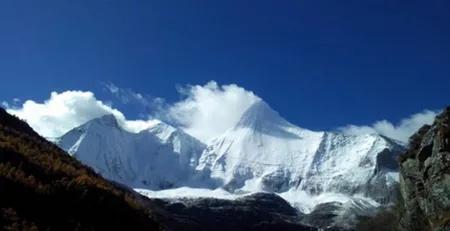 原文:如果这座山在三圣雪山附近,或者在同一条山脉上,这个形状就可能