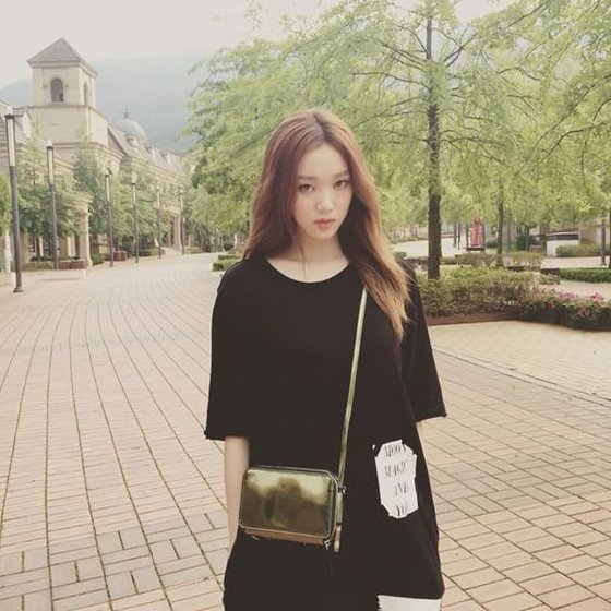 韩国女星郑秀妍_韩国女星李圣经街拍 夏日时尚单品大公开