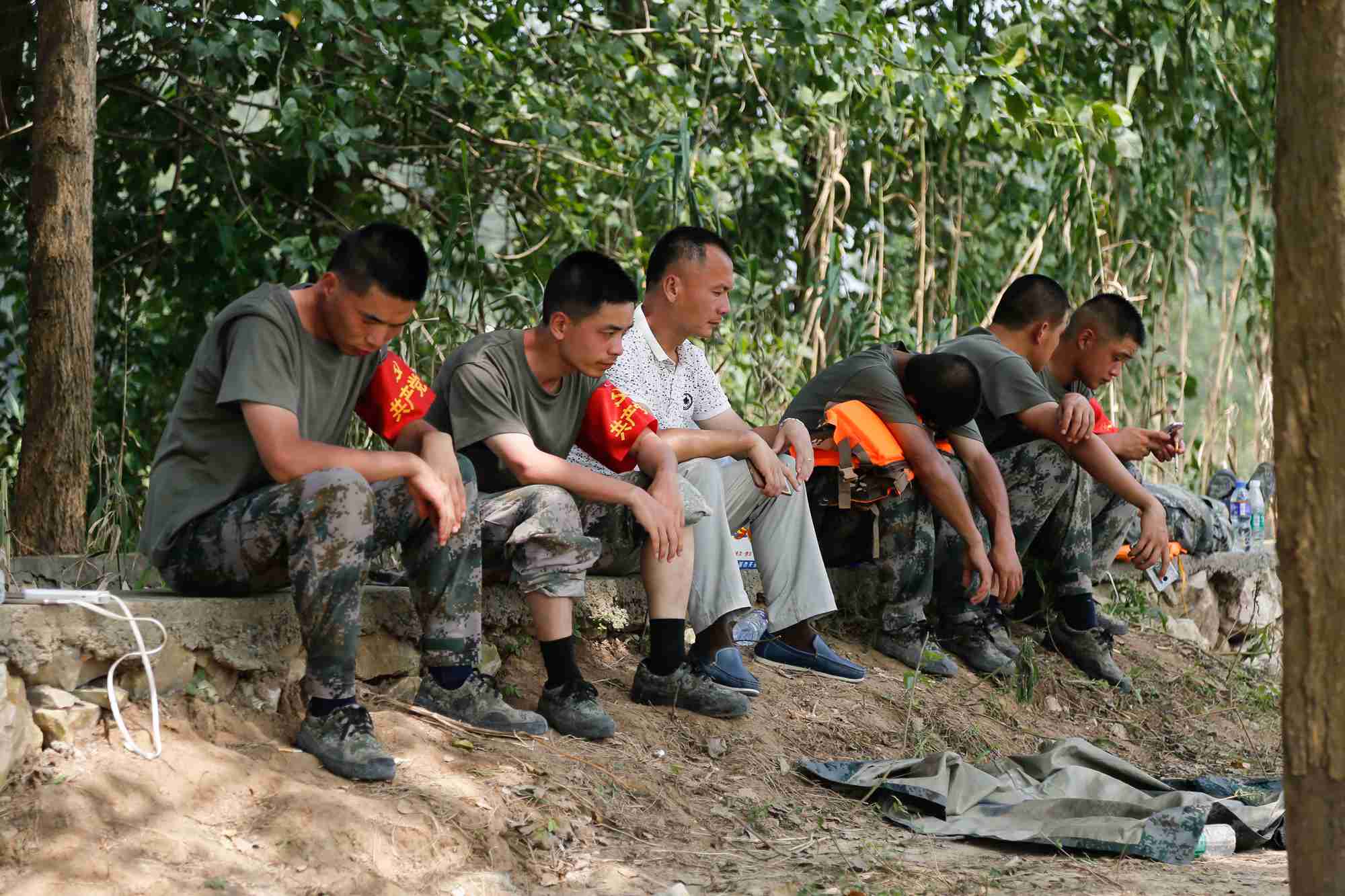 中午时分,部队官兵在树林下休息片刻