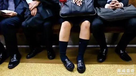 日本女高中生坐地铁去上学,竟然发现书包里有