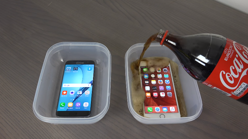网友城会玩 三星S7和苹果6S倒上可乐放冰箱-