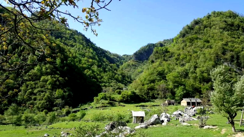 待天空放晴,我们从留坝张良山庄开车约40分钟就到了狮子沟牧场.