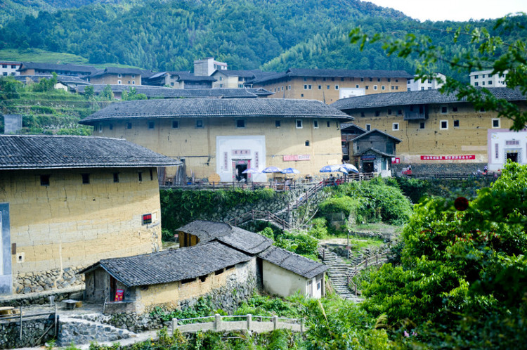 土楼是中国南方地区汉族的传统民居,它历经风雨几百年,依然在焕发着