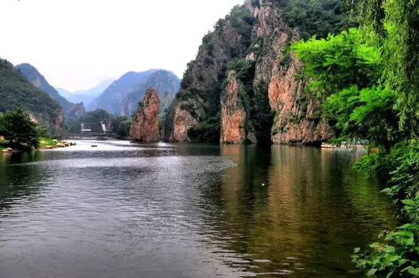 冰峪沟位于大连庄河,素有 "小桂林"之称,是东北山水最美的景区之一.