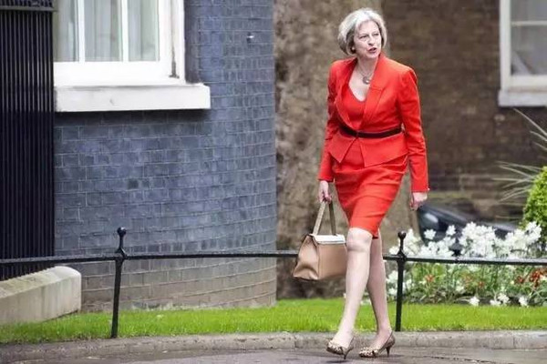 又一个英国女首相!狂恋豹纹鞋的她会是铁娘子