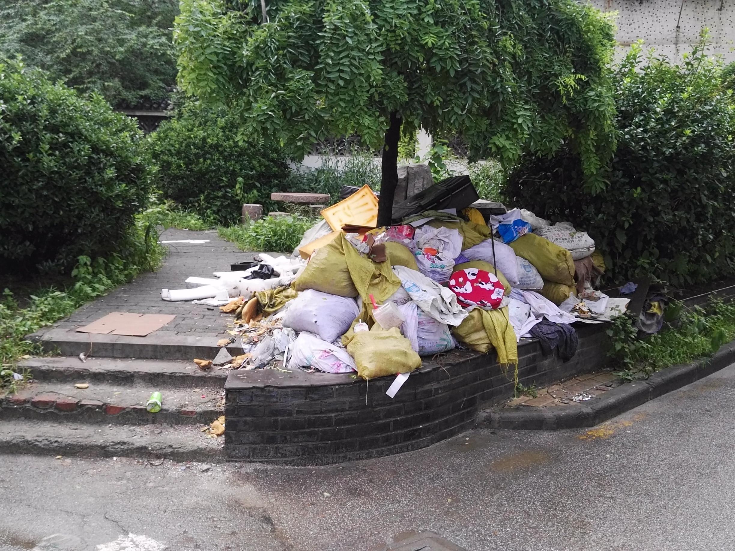 社区广场成垃圾堆放点