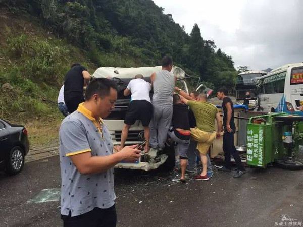 温州恐怖车祸!男子当场死亡!(图)