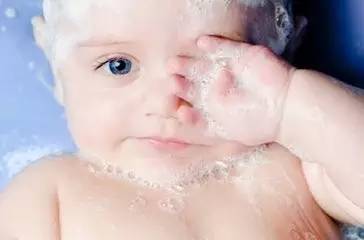 宝宝洗澡竟导致脑部感染,医生解释宝宝这三个