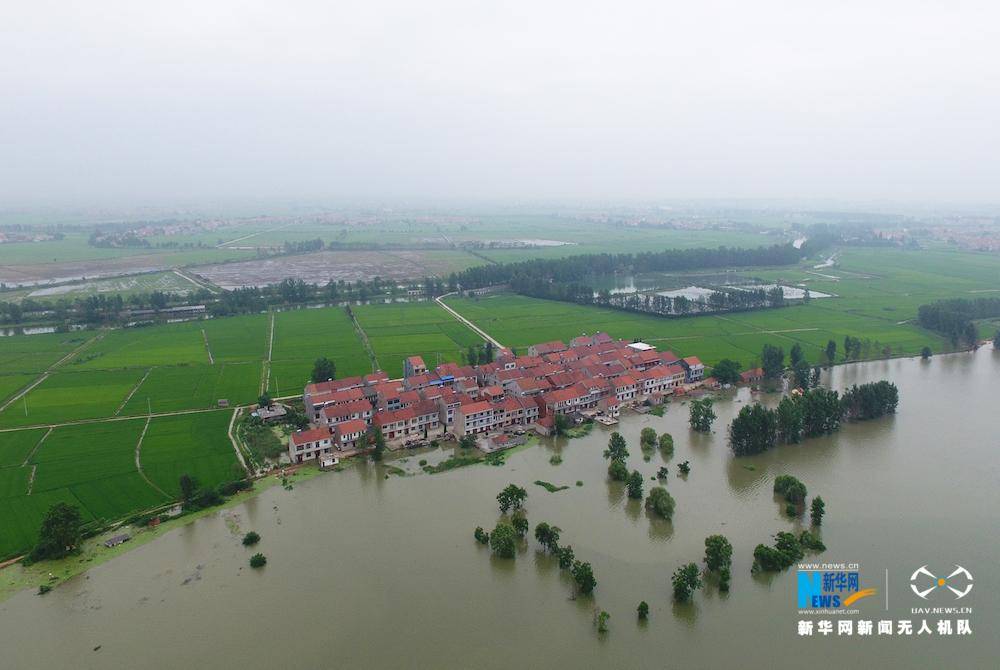图为7月17日航拍的黄梅县考田河濯港镇西湖段溃口现场.