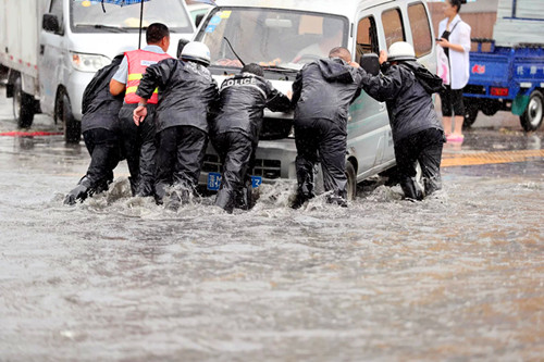 图说:山西运城今日大雨 市区多处雨涝