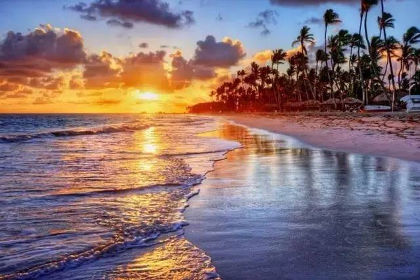 傍晚时分,夕阳的余晖洒在汪洋大海上,这一幕日落海景闻名世界.