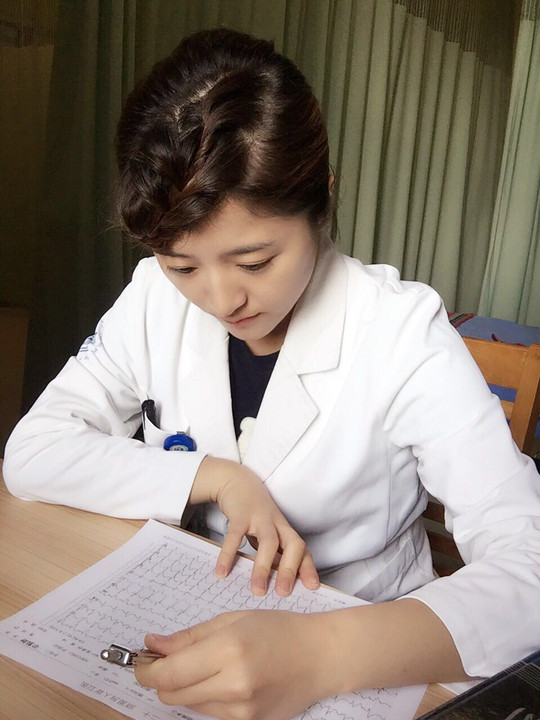 叫陈易馨,她还有数个艺名,比如"杭州小龙女",比如"最美医生"