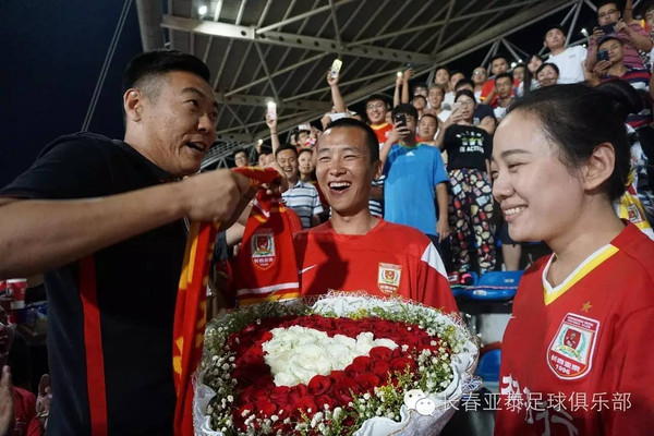 最美长春女球迷被求婚亚泰俱乐部送祝福