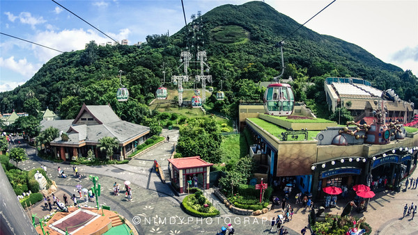 建议游玩香港老大街结束后,直接在旁边排队坐缆车上山顶玩机动游戏