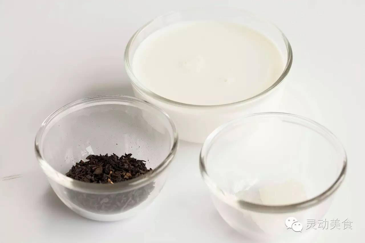 焦糖奶茶 材料 牛奶250g 茶叶5g或者一个红茶包 冰糖15g 步骤 1.