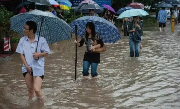 下雨天你也会这样蹚水吗?小心这四种病