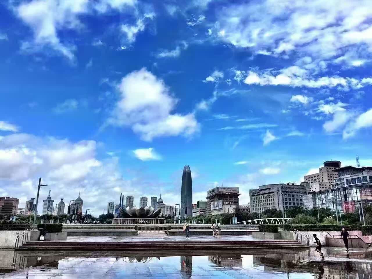 太阳在中午时分漏了出来,经过雨水的洗礼,今天的泉城济南没极了,随手