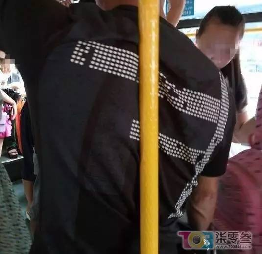 温州一公交惊现变态男,当众用下体顶女孩屁股(图)