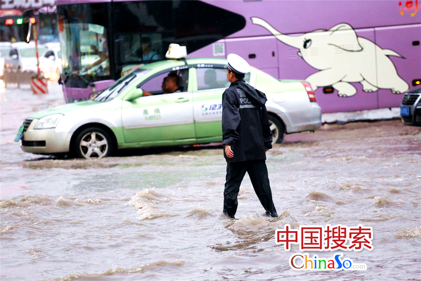 郑州暴雨积水成河 交警水中赤脚执勤