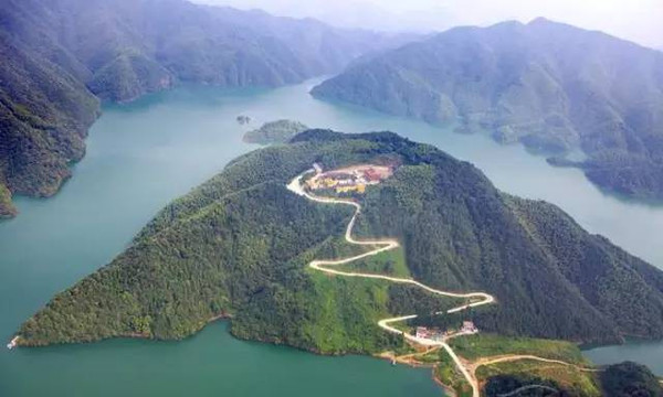 青龙乡至方塘乡的公路,沿路绿水环绕,碧波荡漾,水库南岸种植松,杉为主