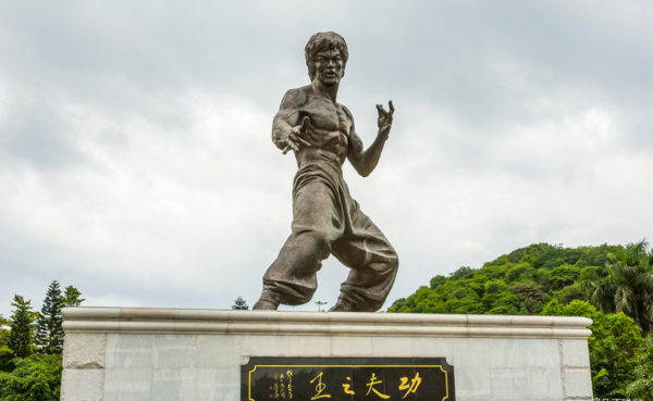 李小龙乐园以李小龙纪念馆,李小龙祖居为核心建造.