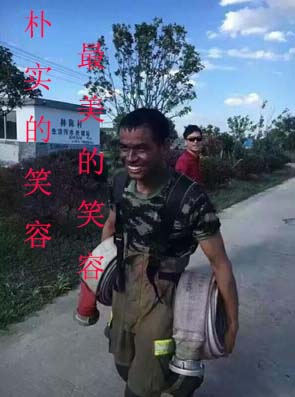 扑救6起火灾脸被烟熏黑,消防战士笑容火爆网络