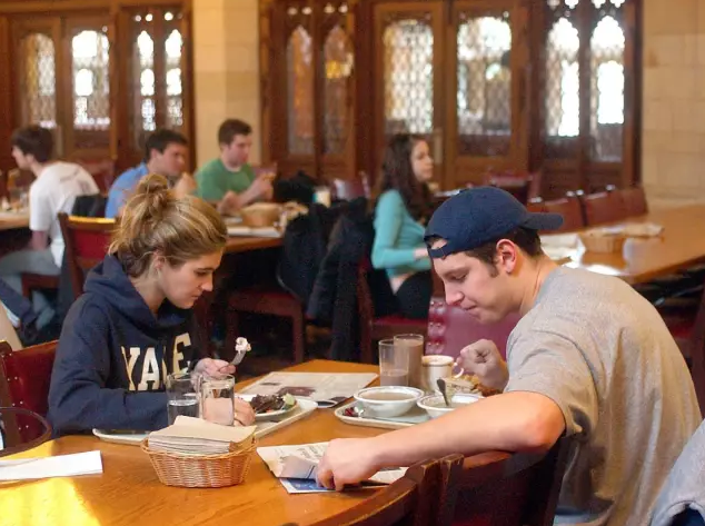 耶鲁大学不仅有世界顶尖的教育,还有世界一流的食堂.